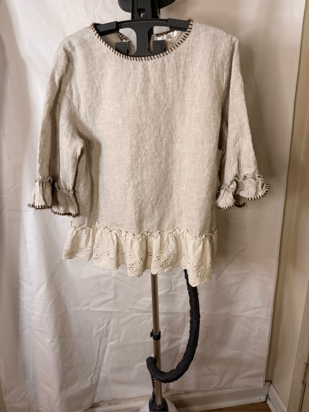 JOh women’s size Large Cream Ruffle Hem Eyelet Trim Linen Top